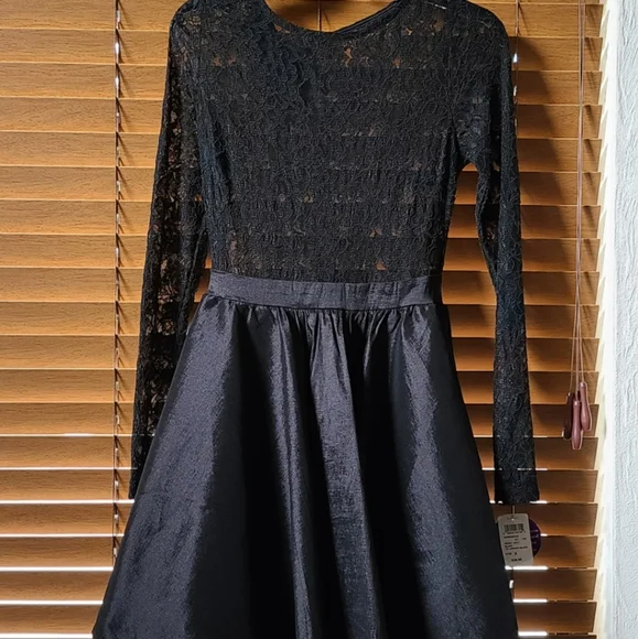 SOLD Windsor Formal black lace A line dress - Picture 3 of 11